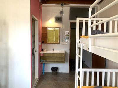 اسلیپ شیپ پوکت هاستل