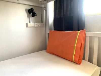 اسلیپ شیپ پوکت هاستل