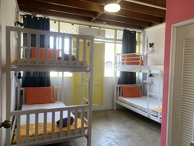 اسلیپ شیپ پوکت هاستل