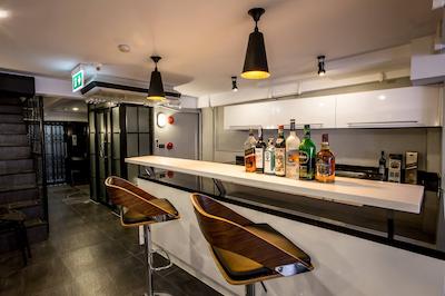 د بلاکز هاستل