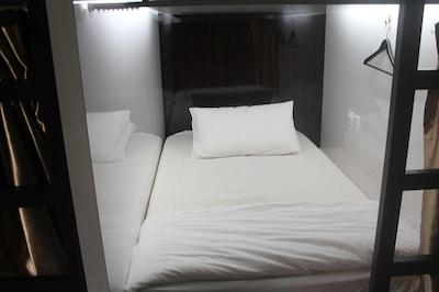 وینتیج این بوتیک هاستل