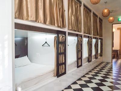 وینتیج این بوتیک هاستل