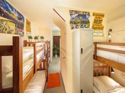 کوارترز هاستل