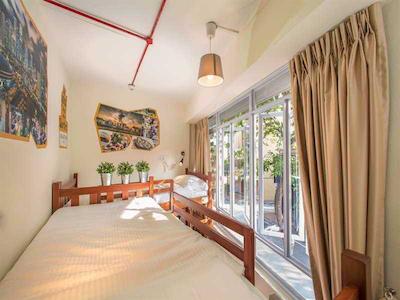 کوارترز هاستل