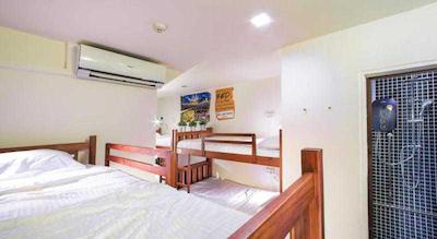 کوارترز هاستل