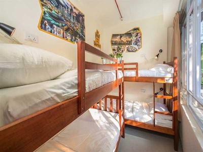 کوارترز هاستل