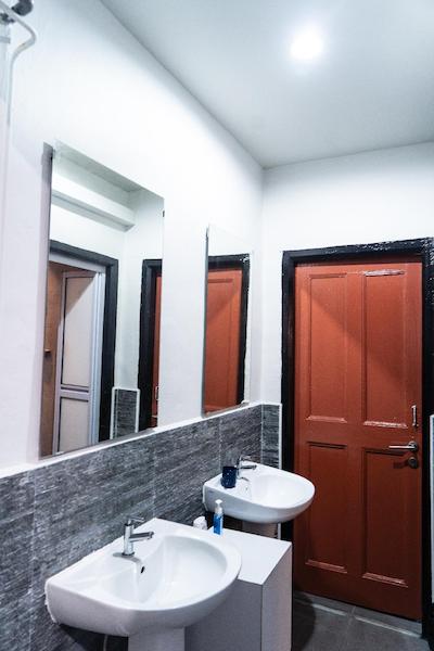 مونی گالری هاستل