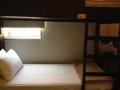 جی4 استیشن بک پکرز هاستل