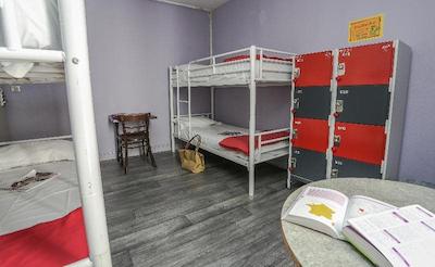 یونگ اند هاپی هستل