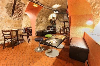 یونگ اند هاپی هستل