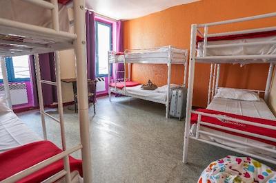 یونگ اند هاپی هستل