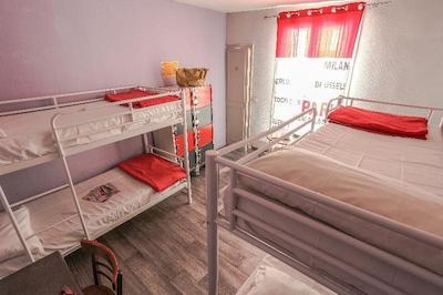 یونگ اند هاپی هستل