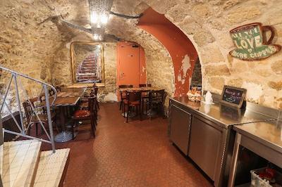 یونگ اند هاپی هستل