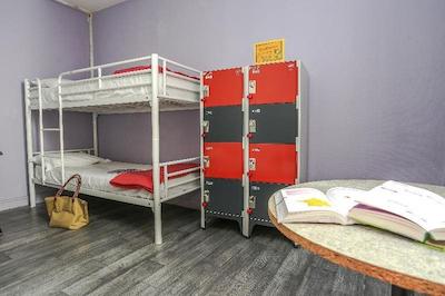 یونگ اند هاپی هستل