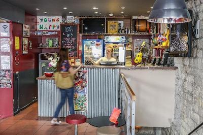 یونگ اند هاپی هستل