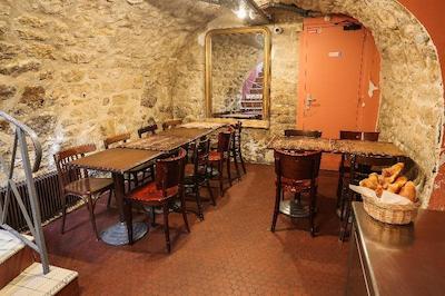 یونگ اند هاپی هستل