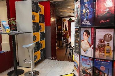 یونگ اند هاپی هستل