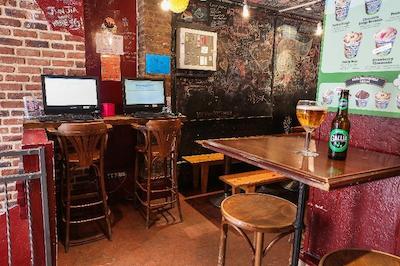 یونگ اند هاپی هستل