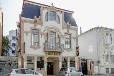 پرتو دموز هتل