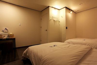 و مینی هتل هستل