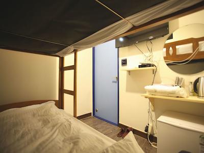 و مینی هتل هستل