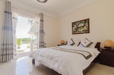 د مون ریور همست اند ویلا