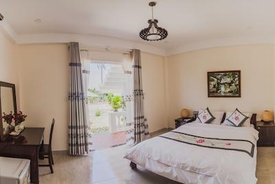 د مون ریور همست اند ویلا