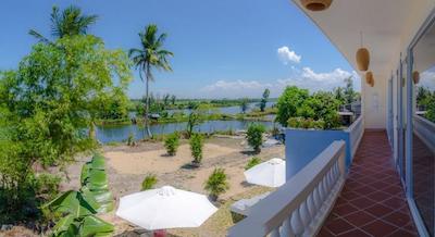 د مون ریور همست اند ویلا