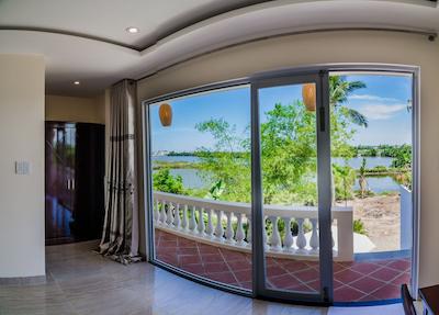 د مون ریور همست اند ویلا