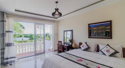 د مون ریور همست اند ویلا