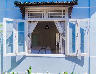 د مون ریور همست اند ویلا