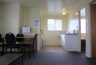 کرنیشن کورت متل