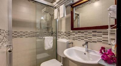 ب اند ب لئونی دی جیادا