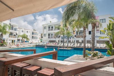 تسُکز هلید هتل اپارتمنتز