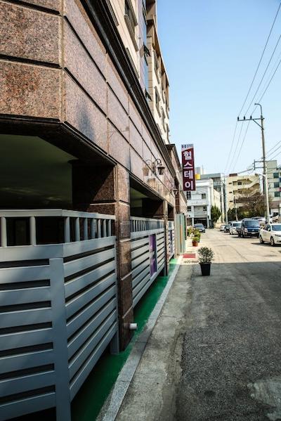 هیل است هتل رسیدنس