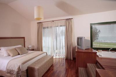 پارکلان ا لوکسوری کالکشن ریزرت اند اسپا لیماسل