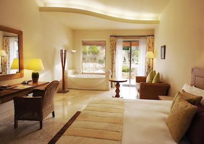 پارکلان ا لوکسوری کالکشن ریزرت اند اسپا لیماسل