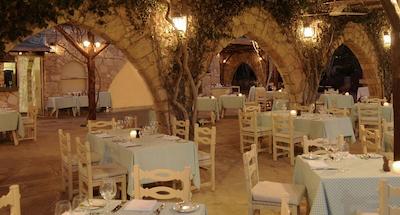 پارکلان ا لوکسوری کالکشن ریزرت اند اسپا لیماسل