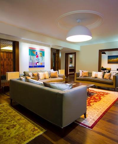 پارکلان ا لوکسوری کالکشن ریزرت اند اسپا لیماسل