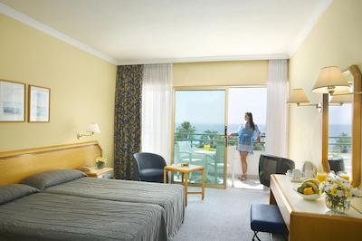 لویز ایمپریال بیچ هتل