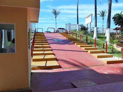 هتل لاز جاکارانداز