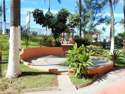 هتل لاز جاکارانداز