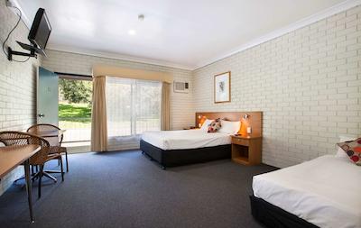 ارچر هتل نورا