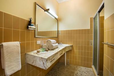 ارچر هتل نورا