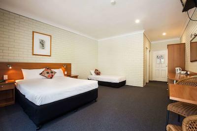 ارچر هتل نورا