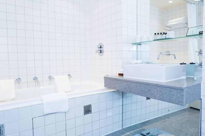 د ترافالگار است جامز لندن کوریو کالکشن بای هیلتون