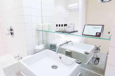 د ترافالگار است جامز لندن کوریو کالکشن بای هیلتون