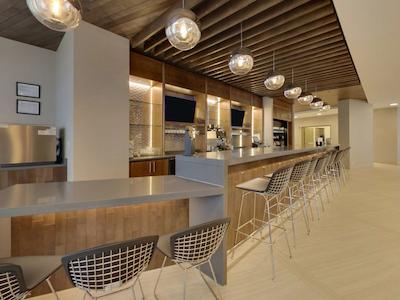 دوبلتری بای هیلتون ادمنتون دونتون