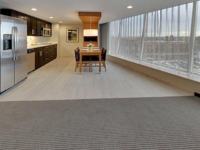 دوبلتری بای هیلتون ادمنتون دونتون