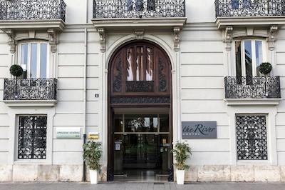 د ریور هستل